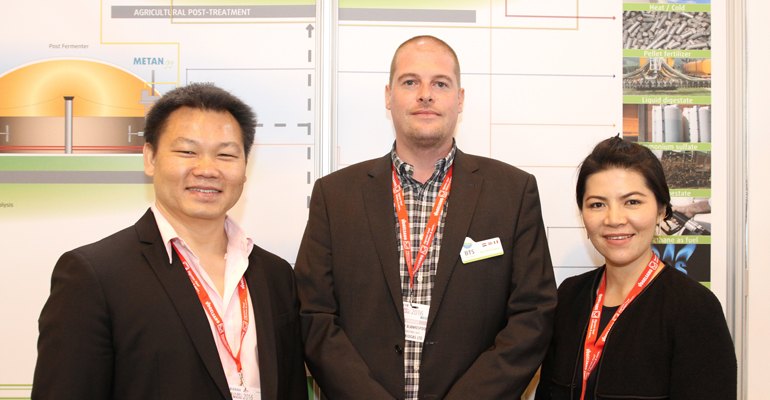 Björn Blankespoor(中间)，BTS沼气和代表BTS在泰国的商业伙伴Jiamphattana能源国际。