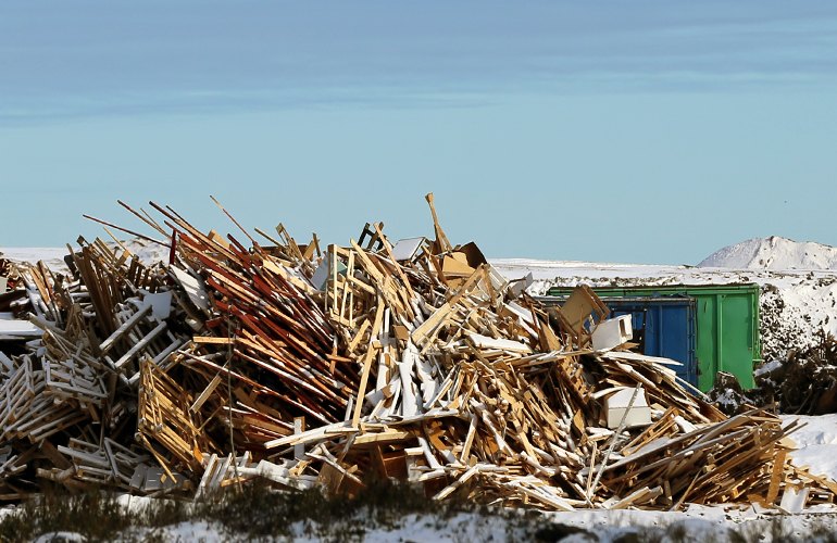 消费者，工业和建筑和拆迁木材废物等待在瑞典的回收站进一步加工。据最近的IEA报告称，德国和瑞典作为西北欧洲危险和非危险木材废物的主要进口商。