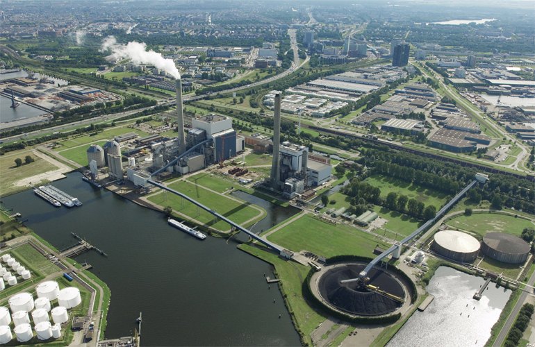 Vattenfall公司位于荷兰阿姆斯特丹的Hemweg电厂由两个机组组成:Hemweg 8和Hemweg 9。Hemweg 8是一个650兆瓦的燃煤机组，从1994年开始安装，从2006年开始安装脱硝装置(照片由Vattenfall提供)。