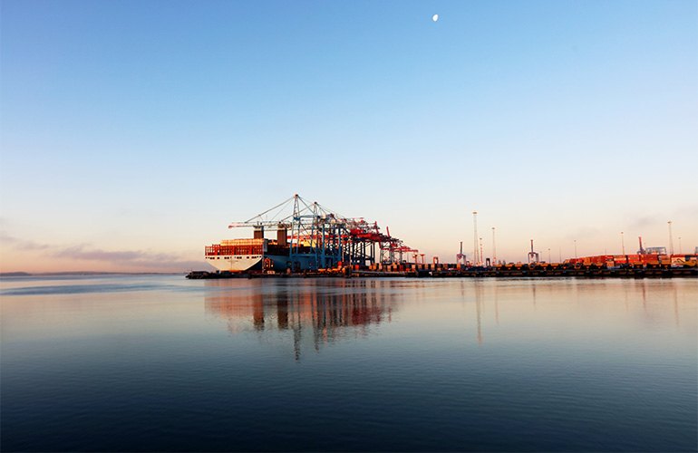 据国际海运组织（IMO）称，世界上90％的贸易均由海运携带，到目前为止，距离世界各地的商品和原材料最具成本效益的方式。 Shipping is responsible for 2-3 percent of global greenhouse gas (GHG) emissions, so the industry has significant potential to help create a carbon-neutral economy by 2050. Maersk is determined to play its part by leading the development and scaling of future solutions.